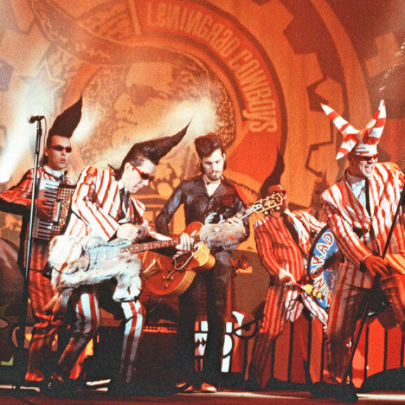 Ian tutustui Leningrad Cowboysiin festareilla, ja hänestä tuli saman tien suomalaisbändin fani. Ian tutustui Leningrad Cowboysiin festareilla, ja hänestä tuli saman tien suomalaisbändin fani.