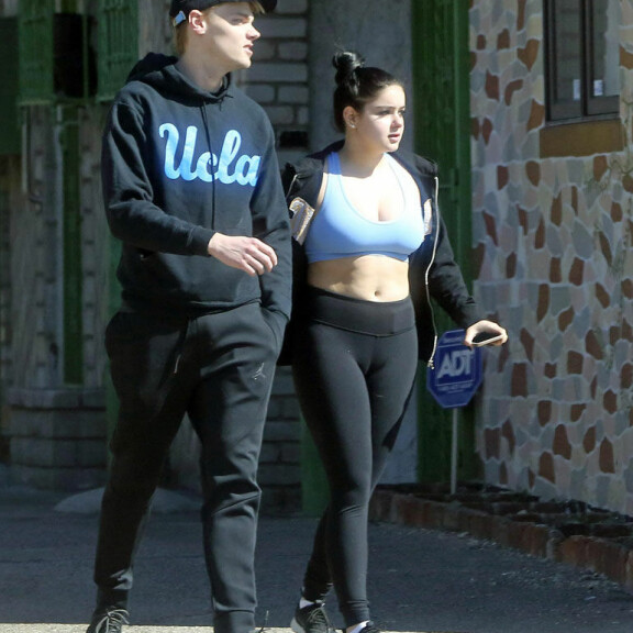 Vau, mitkä kurvit! Tältä Moderni perhe -kaunotar näyttää rintojen pienennyksen jälkeen sporttiliiveissä ja trikoissa - paparazzikuvat! Ariel Winter