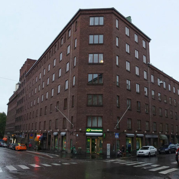 Suosittu tv-kasvo muutti kuusi vuotta sitten 112-neliöiseen arvoasuntoon, josta löytyy myös palvelijan huone. Suosittu tv-kasvo muutti kuusi vuotta sitten 112-neliöiseen arvoasuntoon, josta löytyy myös palvelijan huone.