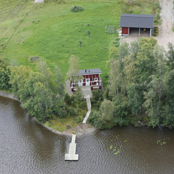 Vappu viettää perheensä kanssa kesät Salossa idyllisessä punaisessa kesähuvilassa. Vappu viettää perheensä kanssa kesät Salossa idyllisessä punaisessa kesähuvilassa.