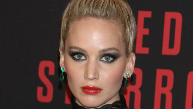 Mikä jumalatar! Jennifer Lawrence tihkui seksiä leffaenskarissa - katso kuvat! Jennifer Lawrence