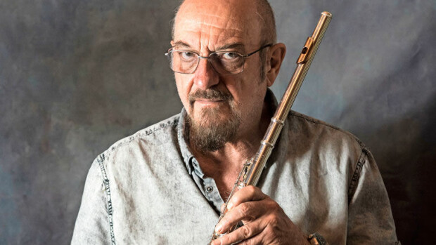 Jethro Tull -legenda Ian Anderson, 70, on poikkeuksellinen rock-ikoni: Jim Morrisonin ja Jimi Hendrixin kuolemat opettivat, että rock-elämä voi olla tuhoisaa! Ian Anderson on poikkeuksellinen rocklegenda.