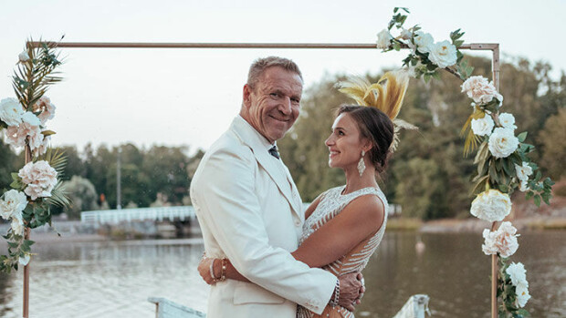 The Harlins: Aku Hirviniemi Rennyn ja Johannan kihlajaisissa: ”Tämä on sometuksen juhla” Harlinit