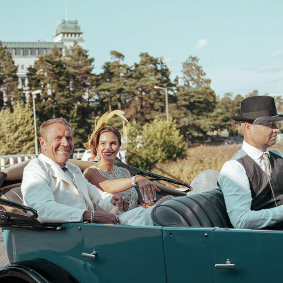 The Harlins: Aku Hirviniemi Rennyn ja Johannan kihlajaisissa: ”Tämä on sometuksen juhla” Halrinit