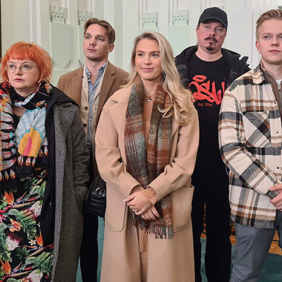 Kuvassa Tiina, Henri, Dora, Mikko ja Vili. diili