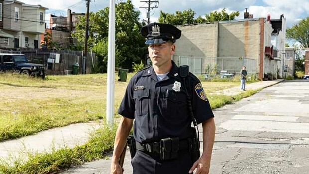 Langalla-sarjan tekijät palasivat Baltimoreen – We Own This City järkyttää kuvauksellaan poliisikorruptiosta We Own This City Jon Bernthal