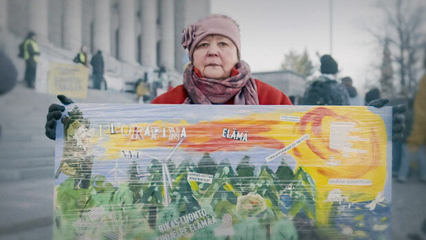 Dokumentti: Marjukka, 59, liittyi Elokapinaan – joutui naurunalaiseksi somessa Kapinamummo Marjukka