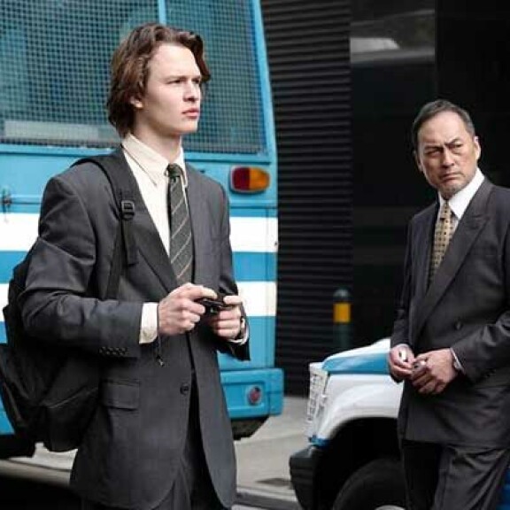 Tokyo Vice vie kiehtovalle matkalle Tokion alamaailmaan – Ansel Elgort opetteli puhumaan japania pääroolia varten Tokyo Vice Ansel Elgort Ken Watanabe