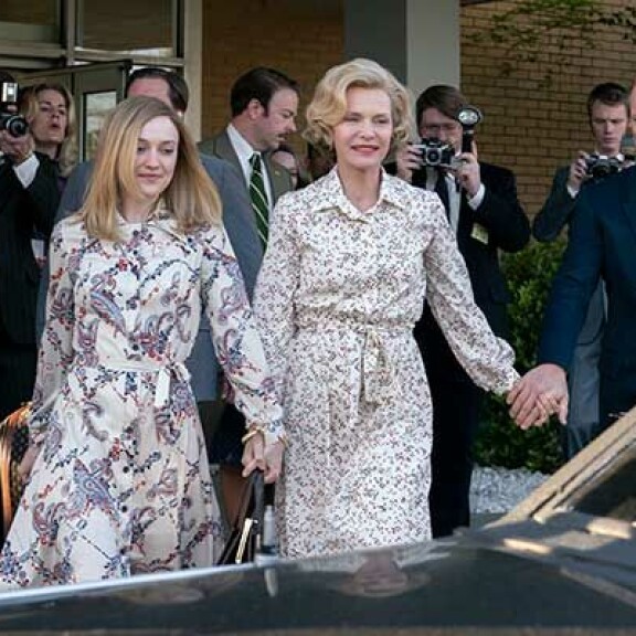 The First Lady -ohjaaja Susanne Bier ei ollut kiinnostunut ikonisten vaimojen kiiltokuvaversioista – ”Kirosanojen laittaminen Betty Fordin suuhun oli herkullista!” The First Lady Michelle Pfeiffer