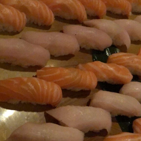 ...ja samainen sushi maistui Sarallekin. ...ja samainen sushi maistui Sarallekin.