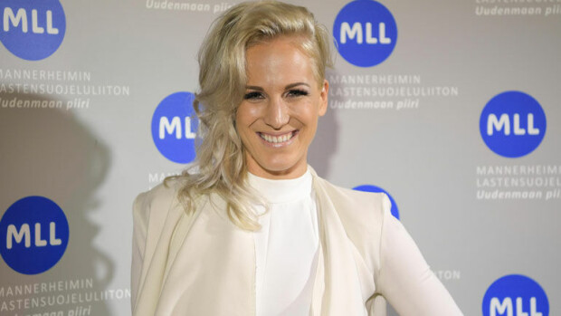 ”Suomen Kardashianit” - tässä ovat Nanna Karalahden näyttävät siskot Karoliina ja Pirke: Ihastuimme nuorina samoihin poikiin! Nanna Karalahti esiintyy Siskot-ohjelmassa.
