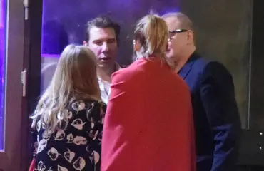 Paparazzi iski julkkisbileissä: Aku Hirviniemi saapui paikalle vaaleiden kaunotarten kanssa, Jari Tervo tunki seuraan ja kimppakuviin – kuvat!