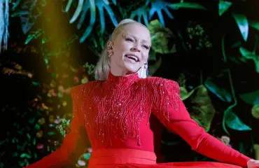 Paula Vesalan villi tv-esitys herätti huomiota - laulaja kommentoi show'ta nyt itse: "En ole uskaltanut katsoa"