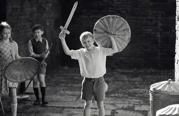 Elokuva-arvostelu: Nostalgian kliseet eivät himmennä seitsemällä Oscar-ehdokkuudella huomioidun Belfast-elokuvan loistavuutta