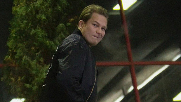 Cheek ja kumppanit palasivat ryytyneinä Kiira Korven Arthur-kihlatun megapolttareista – kuvat lentokentältä kertovat paljon! Cheek ja kumppanit palasivat Suomeen.