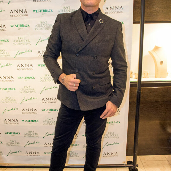 Laukka-korusarjan suunnittelija Marko Björs joutui silmäleikkaukseen juuri ennen synttäreitä.– Minulla oli verkkokalvoirtauma silmässä, jonka takia näköni heikentyi. Oli lähellä, etten sokeutunut. Toipumiseen menee ainakin kuukausi, Marko kertoi. Laukka-korusarjan suunnittelija Marko Björs joutui silmäleikkaukseen juuri ennen synttäreitä.  – Minulla oli verkkokalvoirtauma silmässä, jonka takia näköni heikentyi. Oli lähellä, etten sokeutunut. Toipumiseen menee ainakin kuukausi, Marko kertoi.