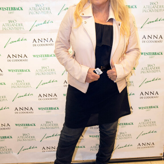 Laulaja Maarit Hurmerinta juhli ilman tytärtään, laulaja Jannaa. – Olimme Jannan kanssa viisi päivää Teneriffalla ennen Emma-gaalaa. Pyysimme Samia mukaan, mutta hän jäi kotiin tekemään kappaleita uudelle levyllemme, Maarit hehkutti. Laulaja Maarit Hurmerinta juhli ilman tytärtään, laulaja Jannaa. – Olimme Jannan kanssa viisi päivää Teneriffalla ennen Emma-gaalaa. Pyysimme Samia mukaan, mutta hän jäi kotiin tekemään kappaleita uudelle levyllemme, Maarit hehkutti.