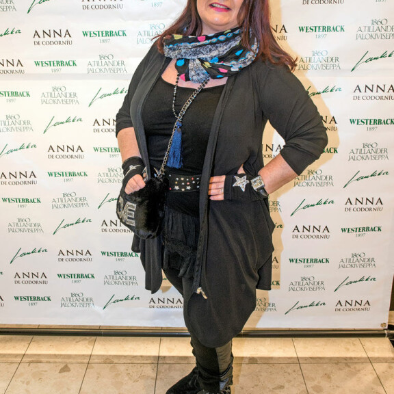 Laulaja Meiju Suvas innostui muutama viikko sitten viettämään vauhdikkaan illan laulaja Kaija Koon kanssa Storyville-ravintolan synttäreillä. – Olemme tunteneet Kaijan kanssa lähes 40 vuotta. Meitä pyydettiin Frederikin taustalaulajiksi Titanic-kappaleeseen. Ennen kuin Kaija nousi suureen suosioon, olimme tiiviisti tekemisissä. Nykyään harvemmin, mutta olemme edelleen ystäviä, Meiju kertoi. Laulaja Meiju Suvas innostui muutama viikko sitten viettämään vauhdikkaan illan laulaja Kaija Koon kanssa Storyville-ravintolan synttäreillä. – Olemme tunteneet Kaijan kanssa lähes 40 vuotta. Meitä pyydettiin Frederikin taustalaulajiksi Titanic-kappaleeseen. Ennen kuin Kaija nousi suureen suosioon, olimme tiiviisti tekemisissä. Nykyään harvemmin, mutta olemme edelleen ystäviä, Meiju kertoi.