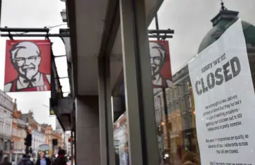 Kanapula piinaa KFC-ketjua Iso-Britanniassa - pikaruuan ystävät virkavaltaa ja poliitikkoja!