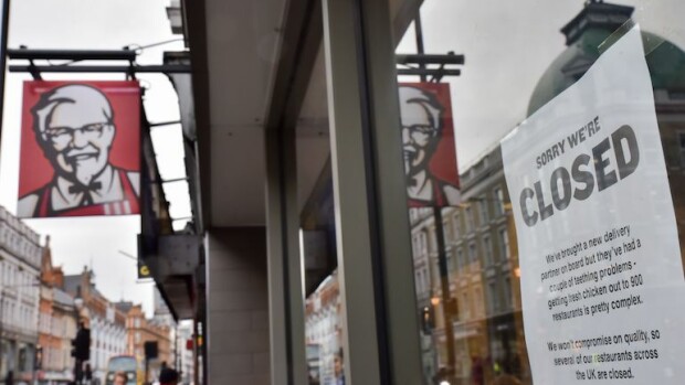 Kanapula piinaa KFC-ketjua Iso-Britanniassa - pikaruuan ystävät virkavaltaa ja poliitikkoja! KFC:n kanapula aiheutti kriisin.