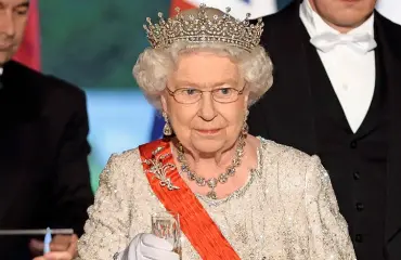 No nyt! Kuningatar Elisabet teki tiukan linjauksen brittihovissa: muoviset mukit, pullot ja välineet menivät pannaan! 