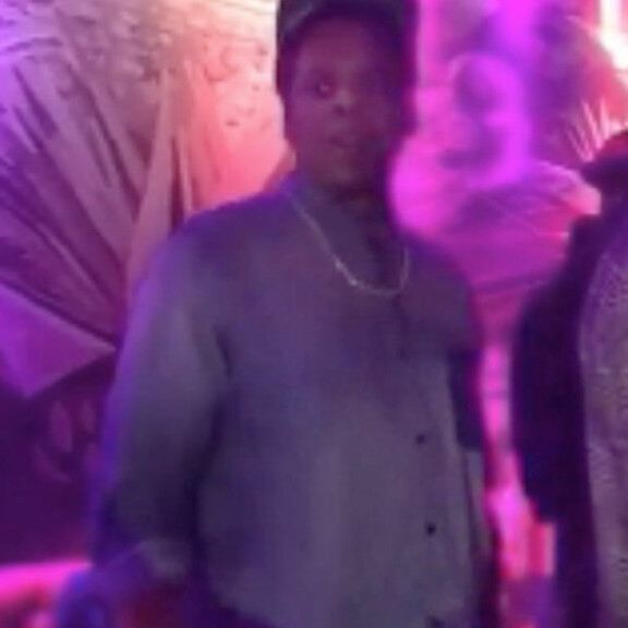 Kääk, Jay-Z tuhlasi yli 80 000 euroa baari-illan aikana - katso riehakkaat paparazzikuvat ja kuva kuitista! Jay Z