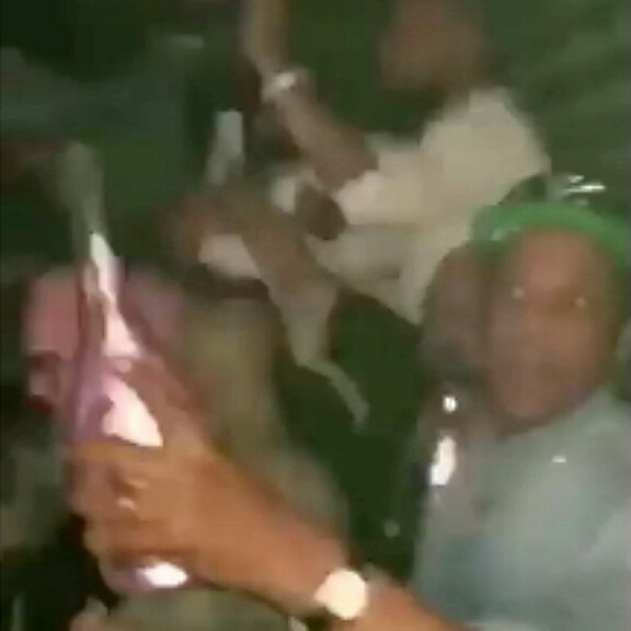 Kääk, Jay-Z tuhlasi yli 80 000 euroa baari-illan aikana - katso riehakkaat paparazzikuvat ja kuva kuitista! Jay Z