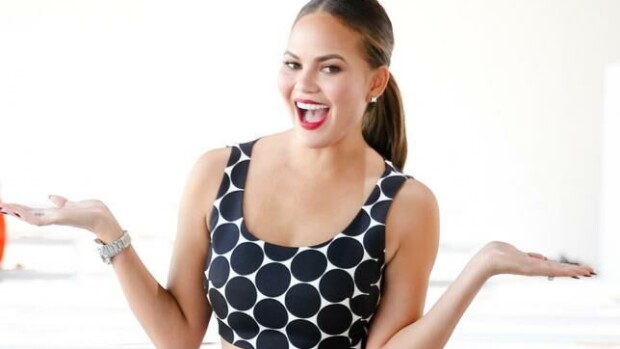 Kääk, mikä tissikatastrofi! Uimapukumalli Chrissy Teigenin mekko ei riittänyt pitämään aisoissa hänen uhkeaa poveaan - kuvat! cHRISSY tEIGEN