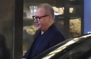 Jari Tervon irstas seksitanssi kadulla varasti show’n, nuori mies nylkytti etumusta - paparazzikuvat Varasto 2 -elokuvan villeistä jatkobileistä!