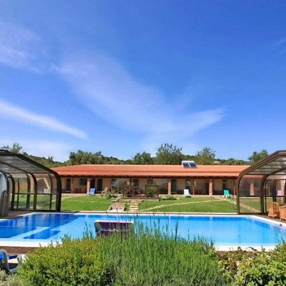 Polttariseurue majoittautui hulppeassa villassa lähellä Faroa. Polttariseurue majoittautui hulppeassa villassa lähellä Faroa.