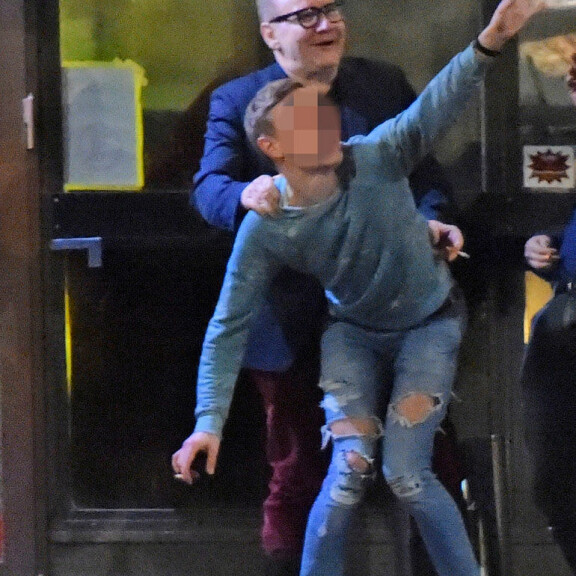 Jari Tervon irstas seksitanssi kadulla varasti show’n, nuori mies nylkytti etumusta - paparazzikuvat Varasto 2 -elokuvan villeistä jatkobileistä! Jari Tervo tanssi kadulla.