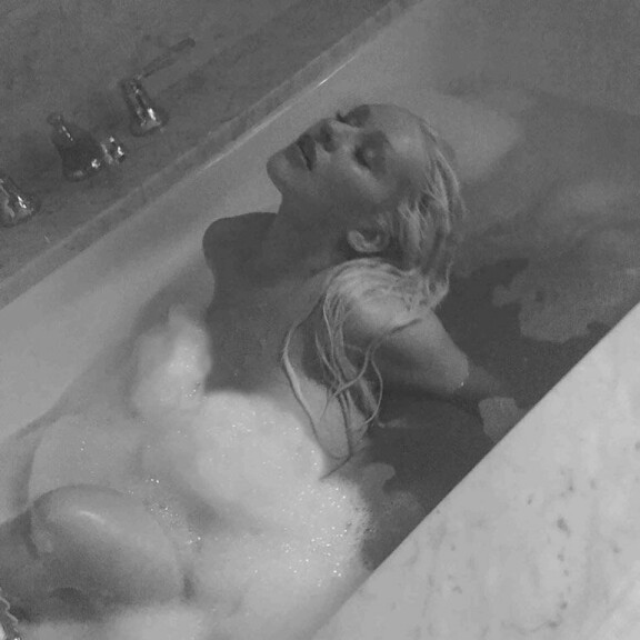 Huhhuh, Christina Aguilera pornoili toden teolla – poseerasi täysin alasti! Katso rivot kylpyammekuvat! Christina Aguilera