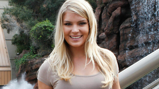 Oho! Pia Lamberg kuumottaa ilman rihman kiertämää – huikea alastonkuva! Pia Lamberg julkaisi huikean kuvan.