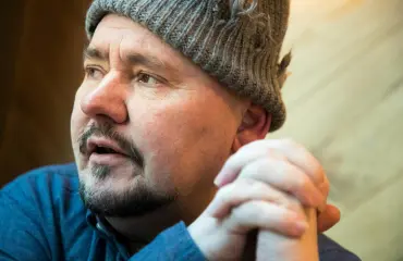 Avioerolla karmeat seuraukset kohumanageri Cris Owenin, 58, elämään – kaksi sydänkohtausta ja tyly riita rahasta: Menetin kotini ja rahani!