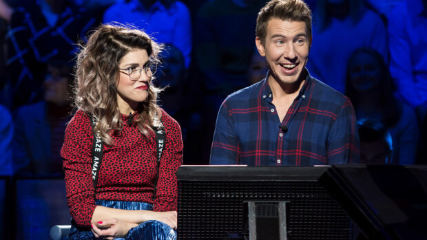 Jannika B turvautuu aviomiehensä apuun miljoonajahdissa – Toni Wirtanen: ”Hei, tää on niin helppo!” Jannika B ja Aku Hirviniemi