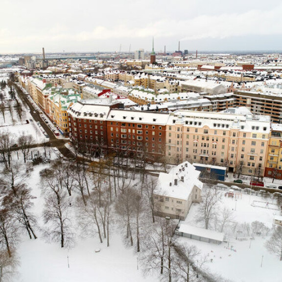 Tuomon asunto sijaitsee Helsingin Kaivopuiston kupeessa. Talossa tehtiin viime vuonna julkisivuremontti. Tuomon asunto sijaitsee Helsingin Kaivopuiston kupeessa. Talossa tehtiin viime vuonna julkisivuremontti.