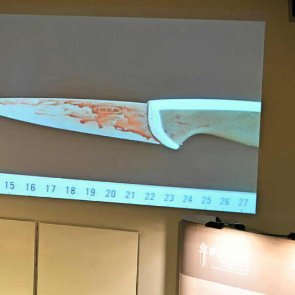 Poliisi näytti tiedotustilaisuudessa kuvaa toisesta verilöylyssä käytetystä veitsestä. Teräase oli tavallinen Ikean keittiöveitsi. Poliisi näytti tiedotustilaisuudessa kuvaa toisesta verilöylyssä käytetystä veitsestä. Teräase oli tavallinen Ikean keittiöveitsi.