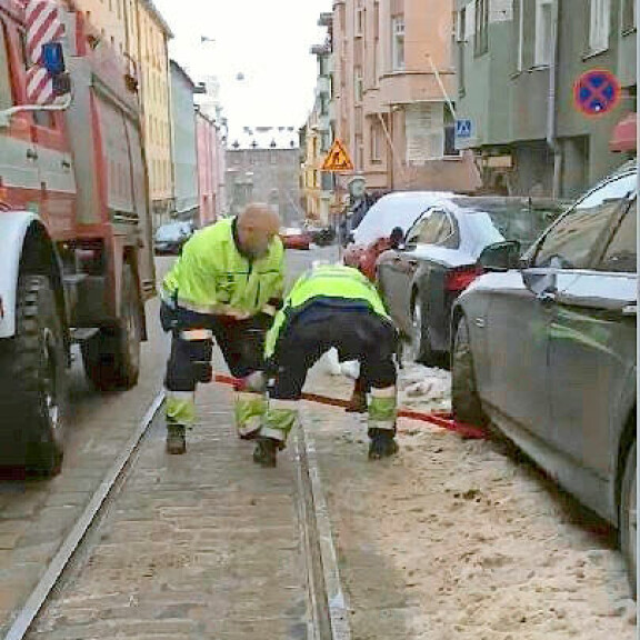 Marita Taavitsainen aiheutti liikennekaaoksen, auto hinattiin pois – kuva! Marita Taavitsaisen auto.