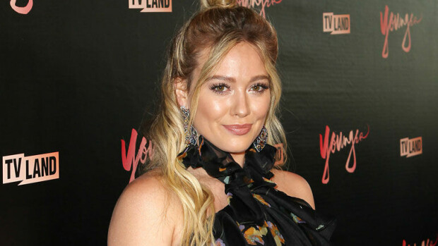 Hilary Duffin Instagram-kuva aiheutti raivokohtauksen – poseeraa raa’asti murhattuna näyttelijä Sharon Tatena: ”Tämä on mautonta!” Hilary Duff näyttelee Sharon Tatea.