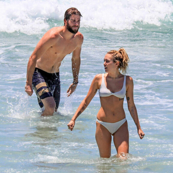 Vau mikä rantanäky! Miley Cyrus telmi pikkubikineissä rakkaansa kanssa – kuvat! MIley Cyrus ja Liam Hemsworth.