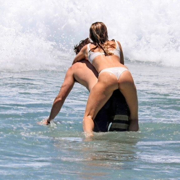 Vau mikä rantanäky! Miley Cyrus telmi pikkubikineissä rakkaansa kanssa – kuvat! Miley Cyrus ja Liam Hemsworth.