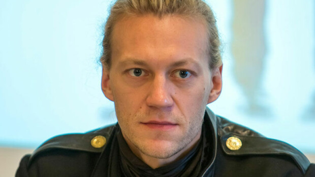 Jukka Hildénin ja Outi-vaimon eron salatut taustat - avioliitto kriisissä jo vuosia: Jukka lähetti naisille suoria ehdotuksia Tinderissä! Jukka Hilden lähestyi naisia Tinderissä.