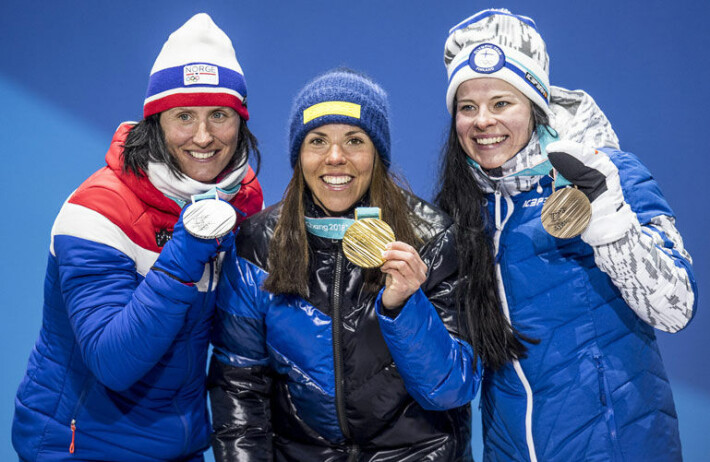 Krista Pärmäkoski (oik.) paineli pronssille. Rinnalla olympiahopeaa saavuttanut Marit Björgen (vas.) sekä olympiavoittaja Charlotte Kalla. Krista Pärmäkoski (oik.) paineli pronssille. Rinnalla olympiahopeaa saavuttanut Marit Björgen (vas.) sekä olympiavoittaja Charlotte Kalla.