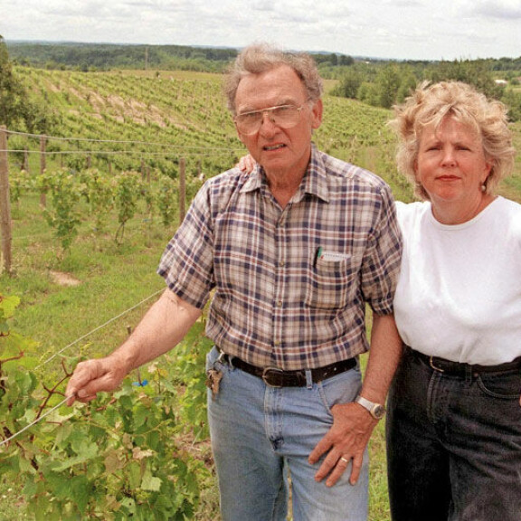 Madonnan 86-vuotias Tony-isä pyörittää Michiganissa viinitilaa Joan-vaimonsa kanssa. Madonnan 86-vuotias Tony-isä pyörittää Michiganissa viinitilaa Joan-vaimonsa kanssa.