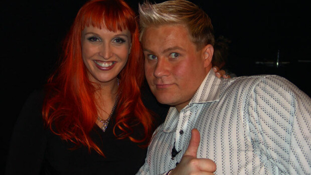 Muistatko, miten Jutta Gustafsberg nousi julkisuuteen? Suhde miljonääri-Petteriin alkoi pettämisestä, poseerasi rohkeasti paljastavissa minibikineissä lemmenlomalla – kuvat! Jutta ja Petteri Jussila olivat kohupari.