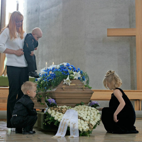 Petteri Jussilan hautajaisissa surivat Jutan lisäksi hänen lapsensa Casimir, Camilla ja Max. Petteri Jussilan hautajaisissa surivat Jutan lisäksi hänen lapsensa Casimir, Camilla ja Max.