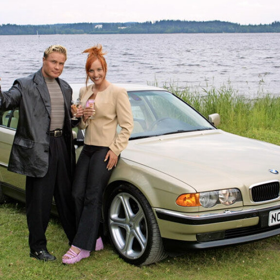 Petterin ja Jutan julkista taipaletta ei vaivannut turha vaatimattomuus. Ensimmäisessä yhteishaastattelussaan pari poseerasi Petterin luksus-BMW:n kanssa. Petterin ja Jutan julkista taipaletta ei vaivannut turha vaatimattomuus. Ensimmäisessä yhteishaastattelussaan pari poseerasi Petterin luksus-BMW:n kanssa.