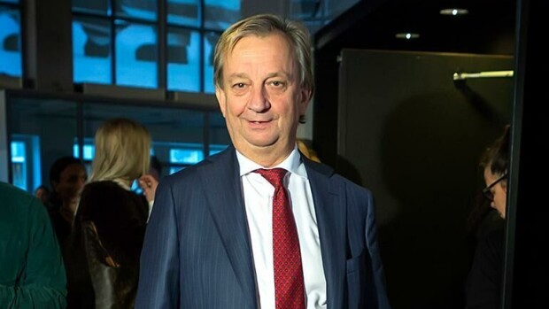 Hjallis Harkimo oli toivoton oppilas, joka jäi luokalle kaksi kertaa: Ylioppilaspapereilla ei työllisty - niillä voit pyyhkiä takapuolesi! Hjallis