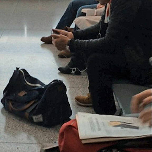 Naisfani piiritti, Kalle Palander vaivaantui huomiosta – kuva! Kalle Palander lentokentällä.