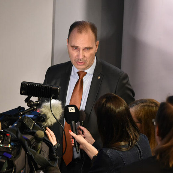 Tutkinnanjohtaja Olli Töyräs tiedotustilaisuudessa. Töyräs